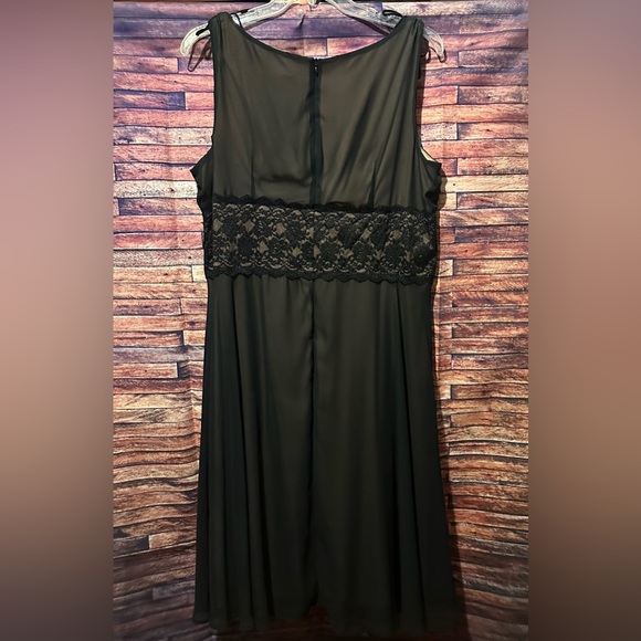 Black & Gold Knee Length Formal Dress - Picture 2 of 3